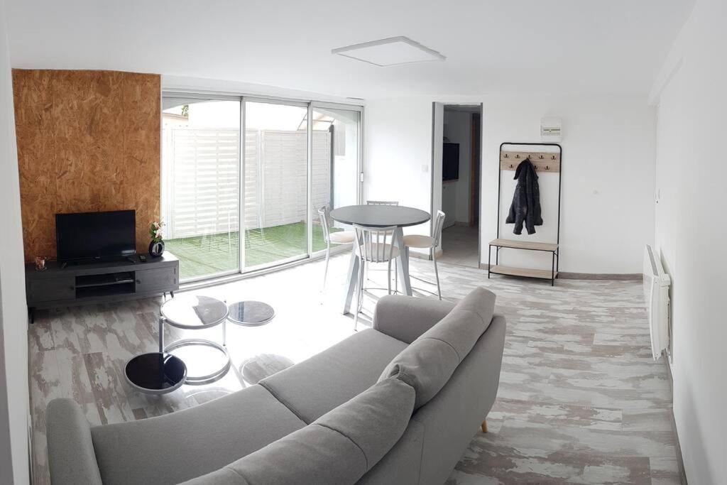 Joli Appartement 2 Chambres A Мартиг Екстериор снимка